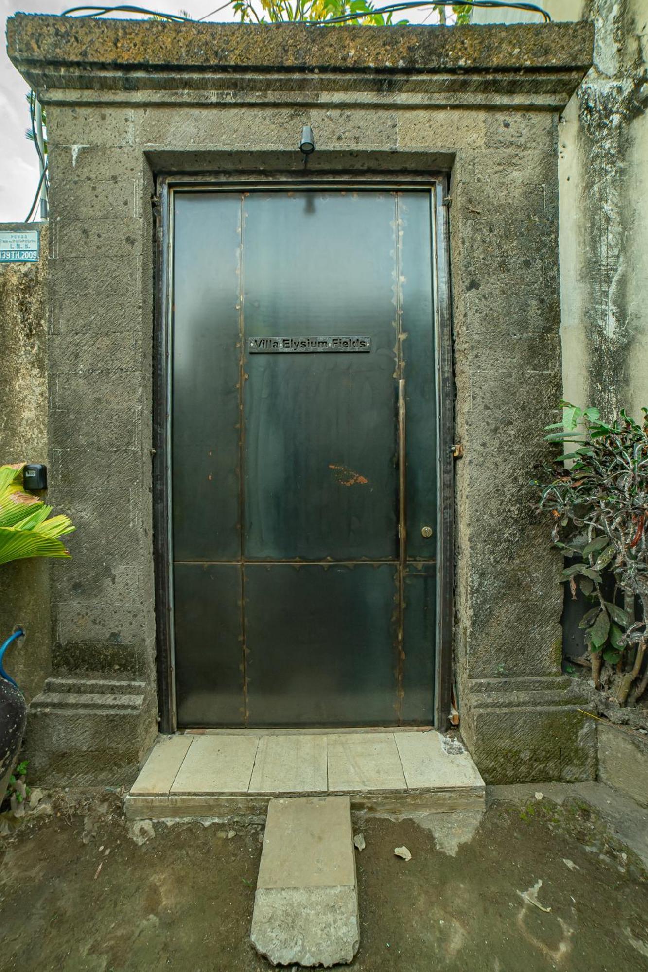 Villa Elysium Fields - Rustic Meets Industrial Chic Design Canggu  Exterior photo